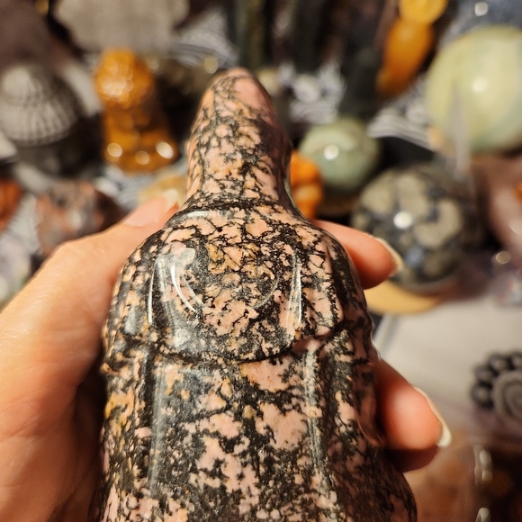 Kwan Yin carving in rhodonite - Picture 2 of 6